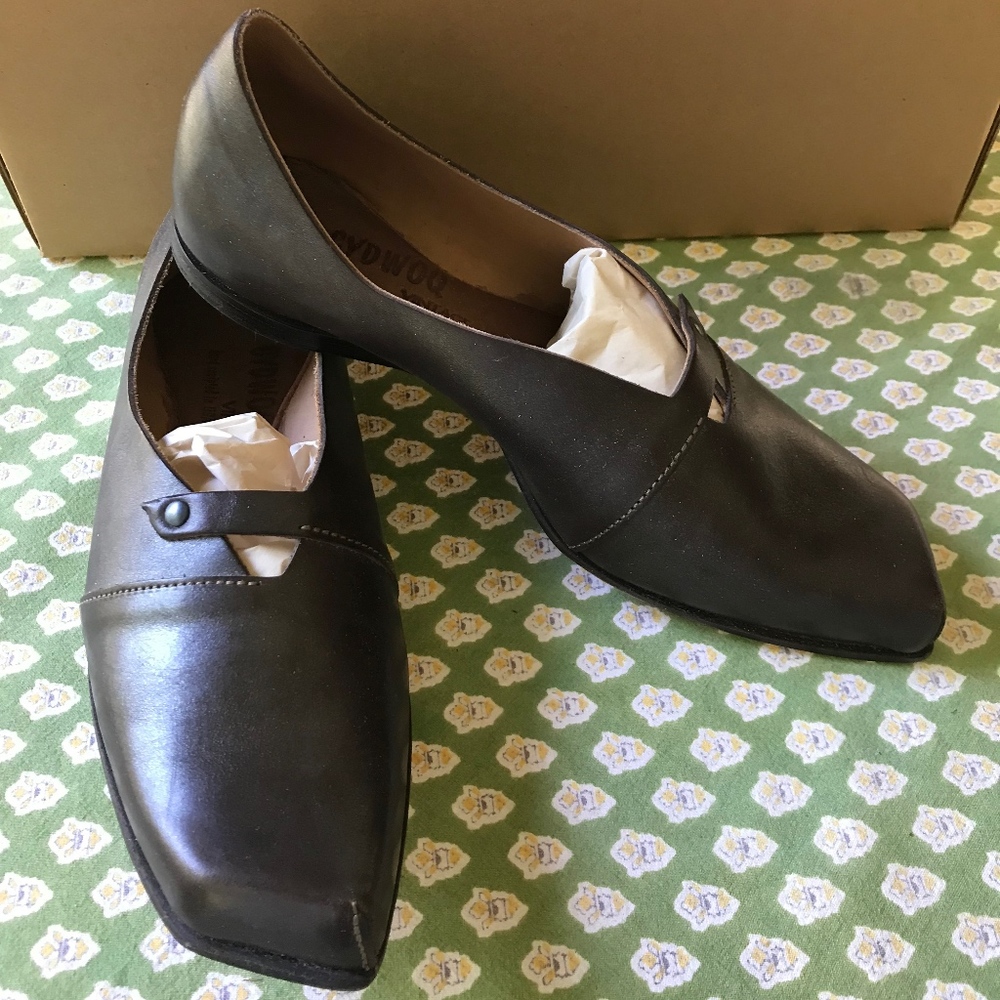 NEW with box--Cydwoq flats